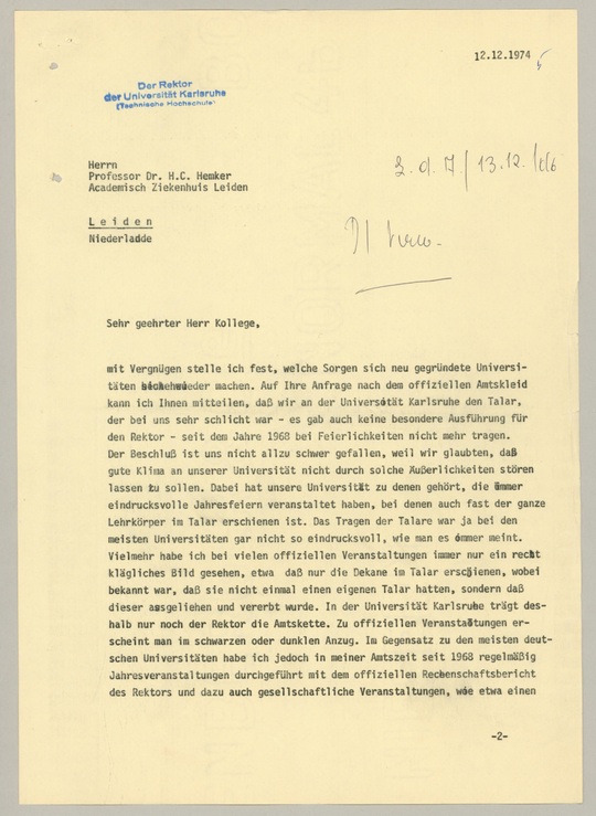 Der Karlsruhe Universitätsrektor Heinz Draheim an einen Kollegen im Ausland über die Verwendung von Talaren, 12.12.1974, genehmigter Entwurf, Seite 1. KIT-Archiv 21001/1318.