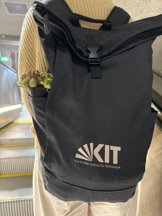 Eine zufällige Begegnung mit dem KIT-Rucksack in der Karlsruher U-Bahn, Aufnahme 15.11.2024. Fotografie: Andrea Stengel.